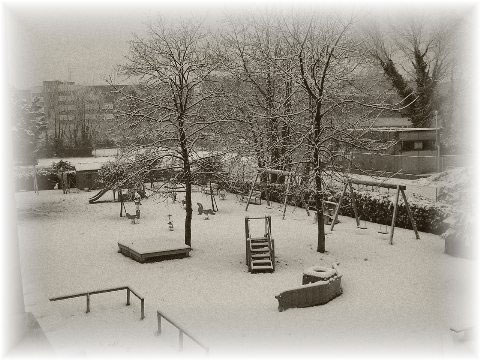 foto del giardino della scuola Pellico coperto di neve
