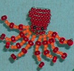 foto di un polipo realizzato con perle di vetro